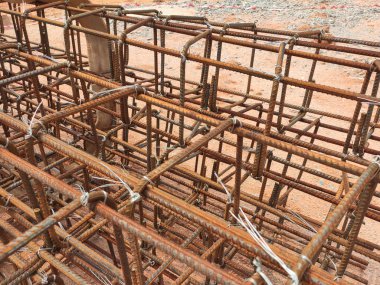 SEREMBAN, MALAYSIA - 29 Mart 2020: İnşaat işçileri inşaat alanında çelik takviye çubuğu üretiyorlar. Formatörleri kullanmadan önce küçük kabloları kullanarak birbirlerine bağladılar.. 