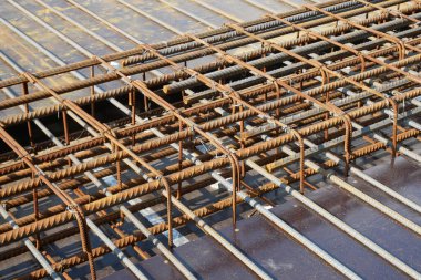 SEREMBAN, MALAYSIA - 29 Mart 2020: İnşaat işçileri inşaat alanında çelik takviye çubuğu üretiyorlar. Formatörleri kullanmadan önce küçük kabloları kullanarak birbirlerine bağladılar.. 