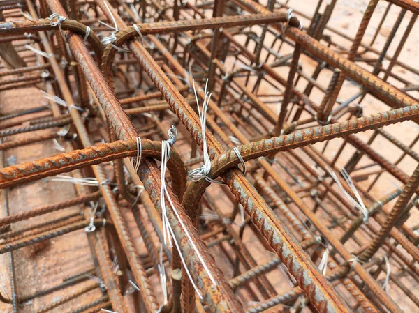 Seremban Malaysia March 2020 建筑工人在建筑工地制造钢筋 他们用小电线把它绑在一起 然后用模板把它盖起来 — 图库照片
