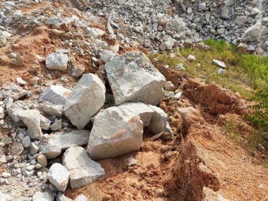 Şiddetli yağmur nedeniyle toprak kayması. Heyelan yeraltı su borularını yok ediyor ve bazı insanlar binalar inşa ediyor.. 