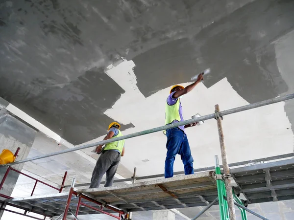 Kuala Lumpur Malaysia April 2020 Construction Site Workers Doing Ceiling —  Fotos de Stock
