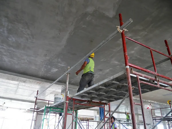 Kuala Lumpur Malaysia April 2020 Construction Site Workers Doing Ceiling — Fotografia de Stock