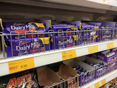 KUALA LUMPUR, MALAYSIA - 2 Aralık 2020: Hoş ambalajda paketlenmiş ve süpermarket rafında satılmak üzere sergilenen çeşitli tip ve marka çikolata ürünlerine odaklanmış. 