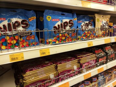 KUALA LUMPUR, MALAYSIA - 2 Aralık 2020: Hoş ambalajda paketlenmiş ve süpermarket rafında satılmak üzere sergilenen çeşitli tip ve marka çikolata ürünlerine odaklanmış. 