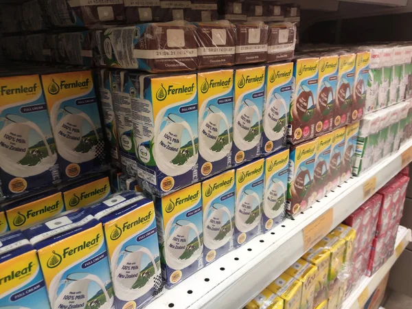 セレンバン マレーシア 2020年7月7日 特別な紙箱に詰められ スーパーマーケット内のラックに表示される様々な味で処理され 新鮮な牛乳に焦点を当てました — ストック写真