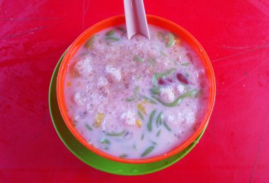 Cendol denilen Malezya tatlıları. Cendol ezilmiş buz küpleri ve undan, ve çeşitli tatlı ve meyvelerden yapılır..