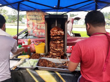 AMPANG, MALAYSIA - 2 Aralık 2020: Kebap veya shawarma, seyyar satıcılar tarafından yol kenarındaki küçük dükkanlarda servis yemeği olarak satılır. Ekmek, et, tavuk ve sebze karışımı bir şey..