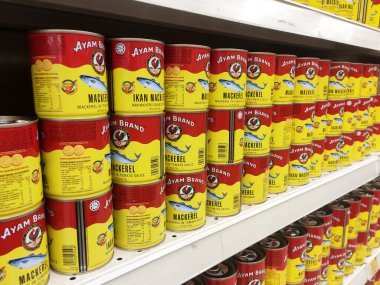 KUALA LUMPUR, MALAYSIA -EKİM 08, 2020: Seçici olarak sardalya balığı konservesine odaklanmış. Balık işlendi, pişirildi ve ömrünü uzatmak için konteynıra kondu. Satılık rafta görüntülendi. 