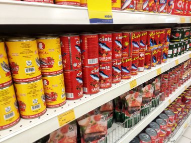 KUALA LUMPUR, MALAYSIA -EKİM 08, 2020: Seçici olarak sardalya balığı konservesine odaklanmış. Balık işlendi, pişirildi ve ömrünü uzatmak için konteynıra kondu. Satılık rafta görüntülendi. 