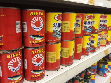 KUALA LUMPUR, MALAYSIA -EKİM 08, 2020: Seçici olarak sardalya balığı konservesine odaklanmış. Balık işlendi, pişirildi ve ömrünü uzatmak için konteynıra kondu. Satılık rafta görüntülendi. 