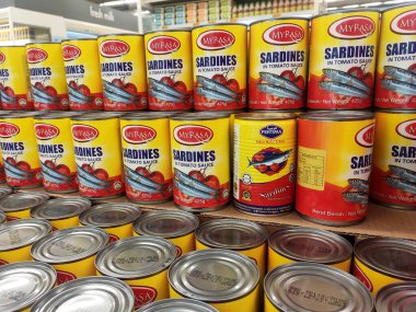 KUALA LUMPUR, MALAYSIA -EKİM 08, 2020: Seçici olarak sardalya balığı konservesine odaklanmış. Balık işlendi, pişirildi ve ömrünü uzatmak için konteynıra kondu. Satılık rafta görüntülendi. 