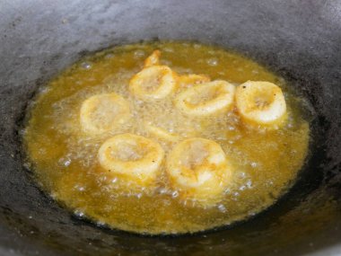 Mürekkep balığı küçük parçalara ayrılıp unla kızartılmış. Un, lezzet katmak ve gevrek yapmak için yumurtalarla karıştırıldı..