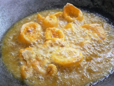 Mürekkep balığı küçük parçalara ayrılıp unla kızartılmış. Un, lezzet katmak ve gevrek yapmak için yumurtalarla karıştırıldı..