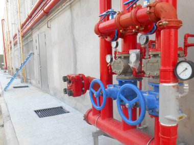 SERDANG, MALAYSIA - 27 Temmuz 2017: Alarm valf sistemi. Yangın söndürücüyü kontrol eden ve su sağlayan yangın söndürme sisteminin bir parçasıydı..