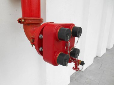 SERDANG, MALAYSIA - 27 Temmuz 2017: Islak merdiven konnektörü. İtfaiyeci bu konnektörü yangın söndürme sistemini itfaiyecilerine bağlamak için kullanmış..  