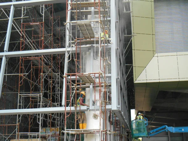 Malacca Malaysia Mac 2017 建設作業者は 建設現場で高さで作業する際に金属製の足場を使用しました そのために必要な安全装置を着用する必要があります — ストック写真