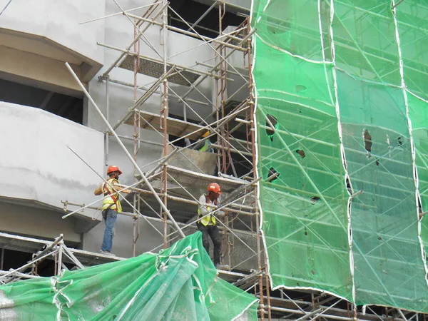 Malacca Malaysia Mac 2017 建設作業者は 建設現場で高さで作業する際に金属製の足場を使用しました そのために必要な安全装置を着用する必要があります — ストック写真