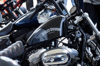 SERDANG, MALAYSIA - 29 Temmuz 2017: Motosiklette Harley-Davidson motorsiklet logolarının çeşitli tasarımı. Bazı logolar sahibi tarafından yapılmış..  