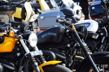 SERDANG, MALAYSIA - 29 Temmuz 2017: Motosiklette Harley-Davidson motorsiklet logolarının çeşitli tasarımı. Bazı logolar sahibi tarafından yapılmış..  