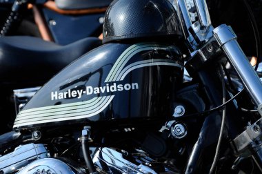 SERDANG, MALAYSIA - 29 Temmuz 2017: Motosiklette Harley-Davidson motorsiklet logolarının çeşitli tasarımı. Bazı logolar sahibi tarafından yapılmış..  