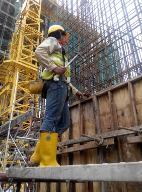 SEREMBAN, MALAYSIA - 15 Temmuz 2017: İnşaat işçileri çoğunlukla inşaat alanında kereste ve kontrplak kullanarak kereste işi yapıyorlar.  