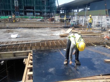 SEREMBAN, MALAYSIA - 15 Temmuz 2017: İnşaat işçileri çoğunlukla inşaat alanında kereste ve kontrplak kullanarak kereste işi yapıyorlar.  