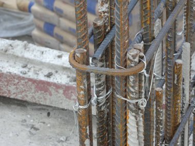 SEREMBAN, MALAYSIA -AĞUSTOS 05, 2017: İnşaat alanındaki betonun güçlendirilmesinde kullanılan çelik takviye çubuğu. Küçük kablolar kullanılarak birbirine bağlanmış..     