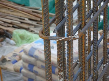 SEREMBAN, MALAYSIA -AĞUSTOS 05, 2017: İnşaat alanındaki betonun güçlendirilmesinde kullanılan çelik takviye çubuğu. Küçük kablolar kullanılarak birbirine bağlanmış..     