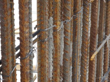 SEREMBAN, MALAYSIA -AĞUSTOS 05, 2017: İnşaat alanındaki betonun güçlendirilmesinde kullanılan çelik takviye çubuğu. Küçük kablolar kullanılarak birbirine bağlanmış..     