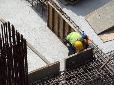 SEREMBAN, MALAYSIA - 15 Temmuz 2017: İnşaat işçileri çoğunlukla inşaat alanında kereste ve kontrplak kullanarak kereste işi yapıyorlar.  