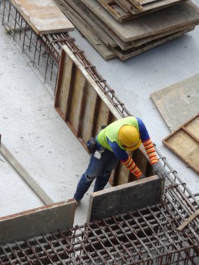 SEREMBAN, MALAYSIA - 15 Temmuz 2017: İnşaat işçileri çoğunlukla inşaat alanında kereste ve kontrplak kullanarak kereste işi yapıyorlar.  