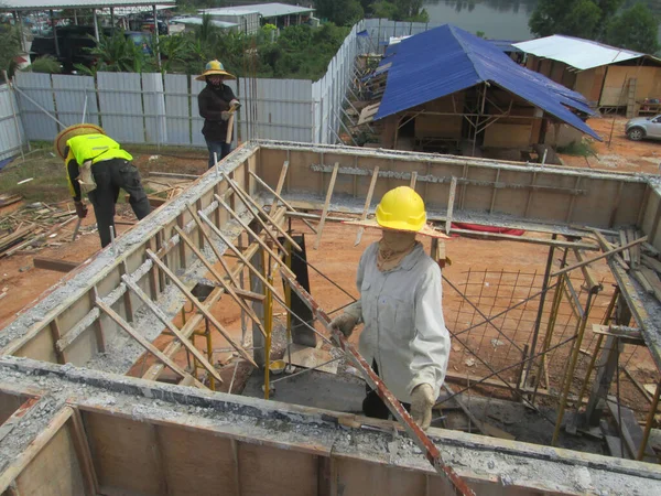 Seremban Malasia Julio 2017 Trabajadores Construcción Que Fabrican Madera Aserrada — Foto de Stock