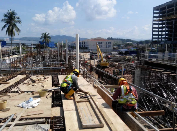 Seremban Malaysia Temmuz 2017 Nşaat Işçileri Çoğunlukla Inşaat Alanında Kereste — Stok fotoğraf