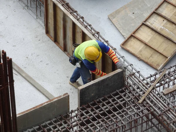 Seremban Malasia Julio 2017 Trabajadores Construcción Que Fabrican Madera Aserrada —  Fotos de Stock