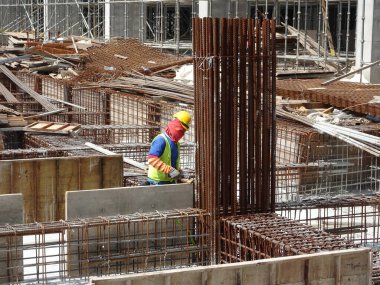 SEREMBAN, MALAYSIA - 15 Temmuz 2017: İnşaat işçileri çoğunlukla inşaat alanında kereste ve kontrplak kullanarak kereste işi yapıyorlar.  