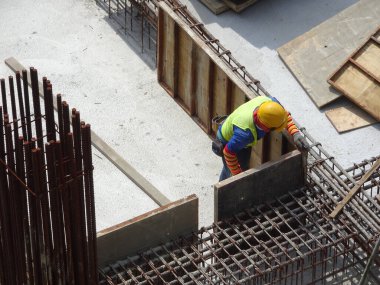 SEREMBAN, MALAYSIA - 15 Temmuz 2017: İnşaat işçileri çoğunlukla inşaat alanında kereste ve kontrplak kullanarak kereste işi yapıyorlar.  