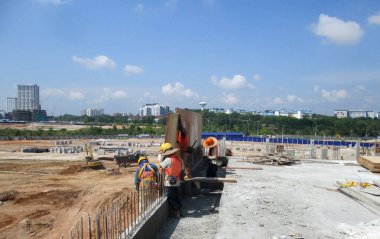 SEREMBAN, MALAYSIA - 15 Temmuz 2017: İnşaat işçileri çoğunlukla inşaat alanında kereste ve kontrplak kullanarak kereste işi yapıyorlar.  