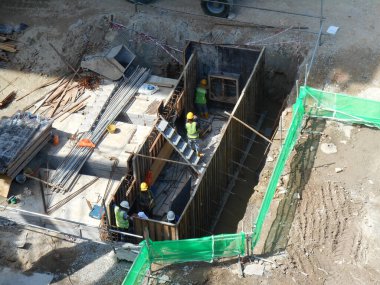 SEREMBAN, MALAYSIA - 15 Temmuz 2017: İnşaat işçileri çoğunlukla inşaat alanında kereste ve kontrplak kullanarak kereste işi yapıyorlar.  