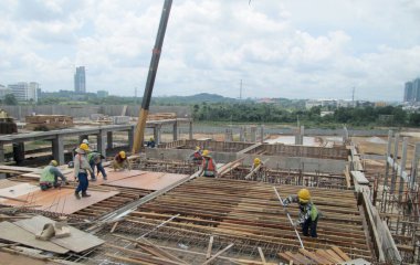 SEREMBAN, MALAYSIA - 15 Temmuz 2017: İnşaat işçileri çoğunlukla inşaat alanında kereste ve kontrplak kullanarak kereste işi yapıyorlar.  