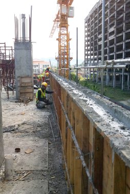 SEREMBAN, MALAYSIA - 15 Temmuz 2017: İnşaat işçileri çoğunlukla inşaat alanında kereste ve kontrplak kullanarak kereste işi yapıyorlar.  