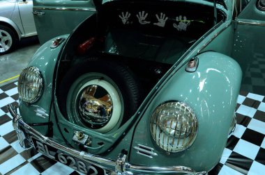 SERDANG, MALAYSIA - 26 Temmuz 2017: klasik araba farları ve sis lambası. Sahibi tarafından iyi korunmuş.. 