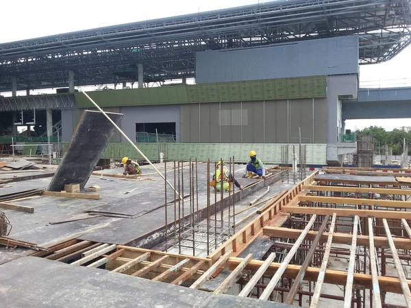 Seremban Malaysia July 2017 建筑工人主要在建筑工地用木材和胶合板制造木材 — 图库照片