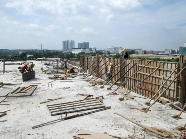 Seremban Malaysia July 2017 Construction Workers Fabricating Timber Form Work — Stock Photo, Image