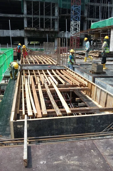 Seremban Malasia Julio 2017 Trabajadores Construcción Que Fabrican Madera Aserrada —  Fotos de Stock