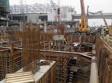 MALACCA, MALAYSIA - 07 Aralık 2016: İnşaat işçilerinin yapım faaliyetleri, çarşaf yığını cofferdam konaklama alanı içindeki inşaat çalışmaları için. 