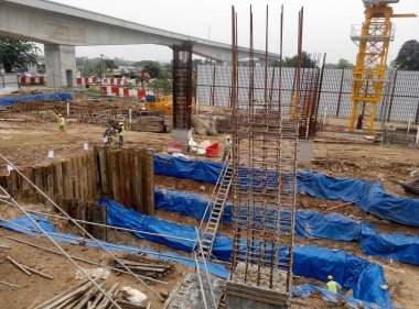 MALACCA, MALAYSIA - 07 Aralık 2016: İnşaat işçilerinin yapım faaliyetleri, çarşaf yığını cofferdam konaklama alanı içindeki inşaat çalışmaları için. 
