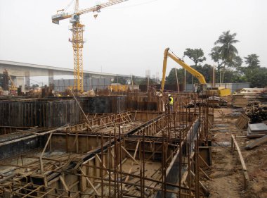 MALACCA, MALAYSIA - 07 Aralık 2016: İnşaat işçilerinin yapım faaliyetleri, çarşaf yığını cofferdam konaklama alanı içindeki inşaat çalışmaları için. 