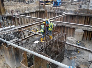 MALACCA, MALAYSIA - 07 Aralık 2016: İnşaat işçilerinin yapım faaliyetleri, çarşaf yığını cofferdam konaklama alanı içindeki inşaat çalışmaları için. 