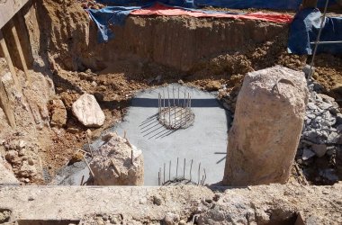 MALACCA, MALAYSIA - 07 Aralık 2016: İnşaat işçilerinin yapım faaliyetleri, çarşaf yığını cofferdam konaklama alanı içindeki inşaat çalışmaları için. 