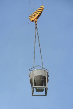 MALACCA, MALAYSIA - 16 Şubat 2017: Beton kova beton kamyondan kule vinç kullanılarak belirlenen bölgeye taze ıslak betonla taşınan. 